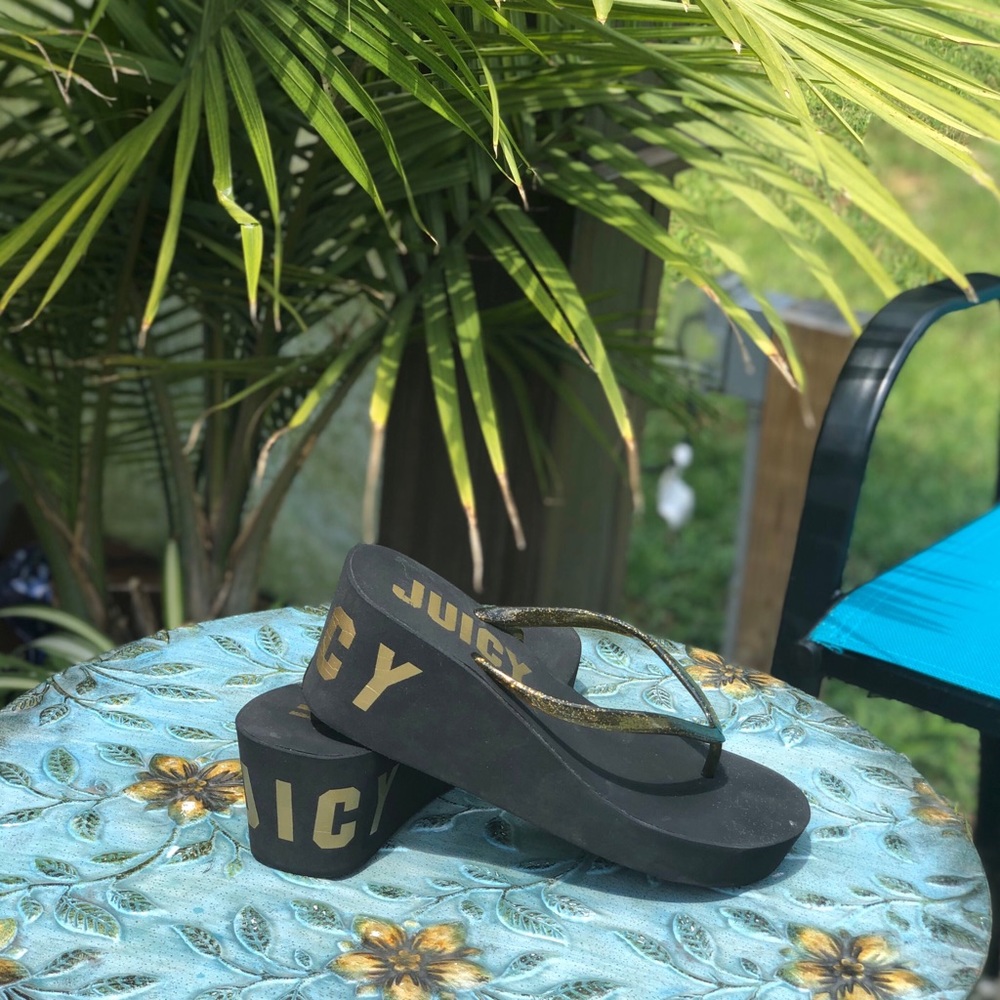 Juicy Couture Slippers - Picture 3 of 12
